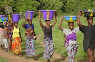 En Moolandé, Sembene trata o tema da ablación e relata o enfrontamento dun grupo de mulleres aos homes para salvar a súas fillas do ritual