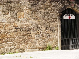 Pintadas antitaurinas na praza de touros de Pontevedra