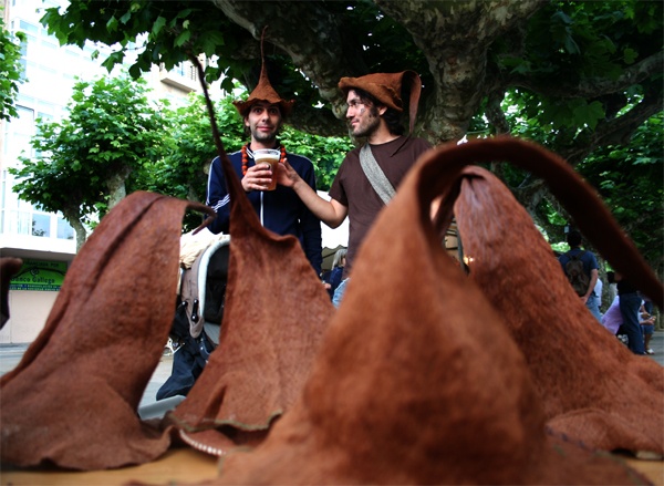 Chapeus feitos con fibra de palmeira, outro éxito do verán xunto co megáfono